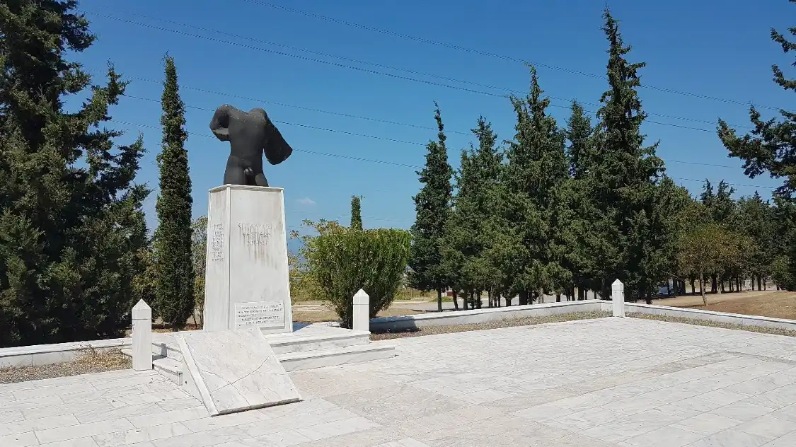 Hotels near Memorial to Leonidas and 300 Spartans