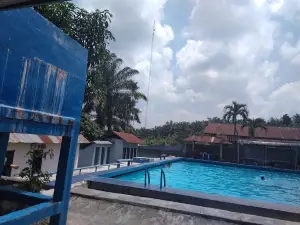 KOLAM RENANG SIMANALAGI