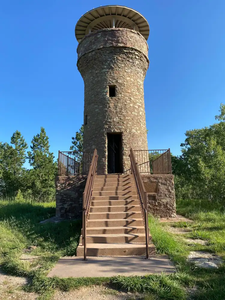 Hotels near Mt Roosevelt Monument