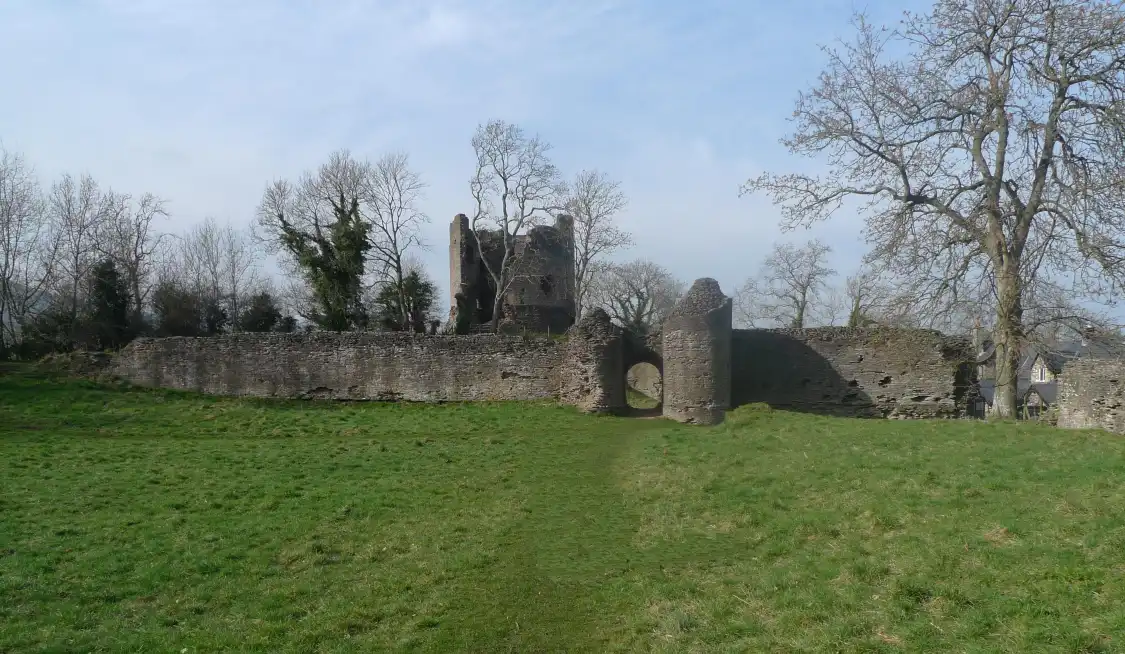Hotels near Longtown Castle