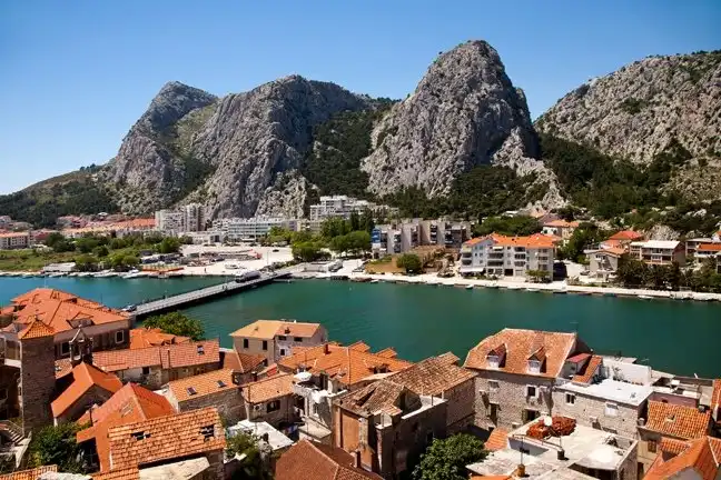 Hotels near Cetina River
