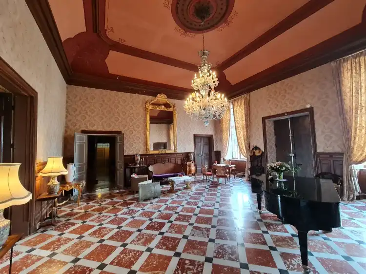 Hotels in Paraza