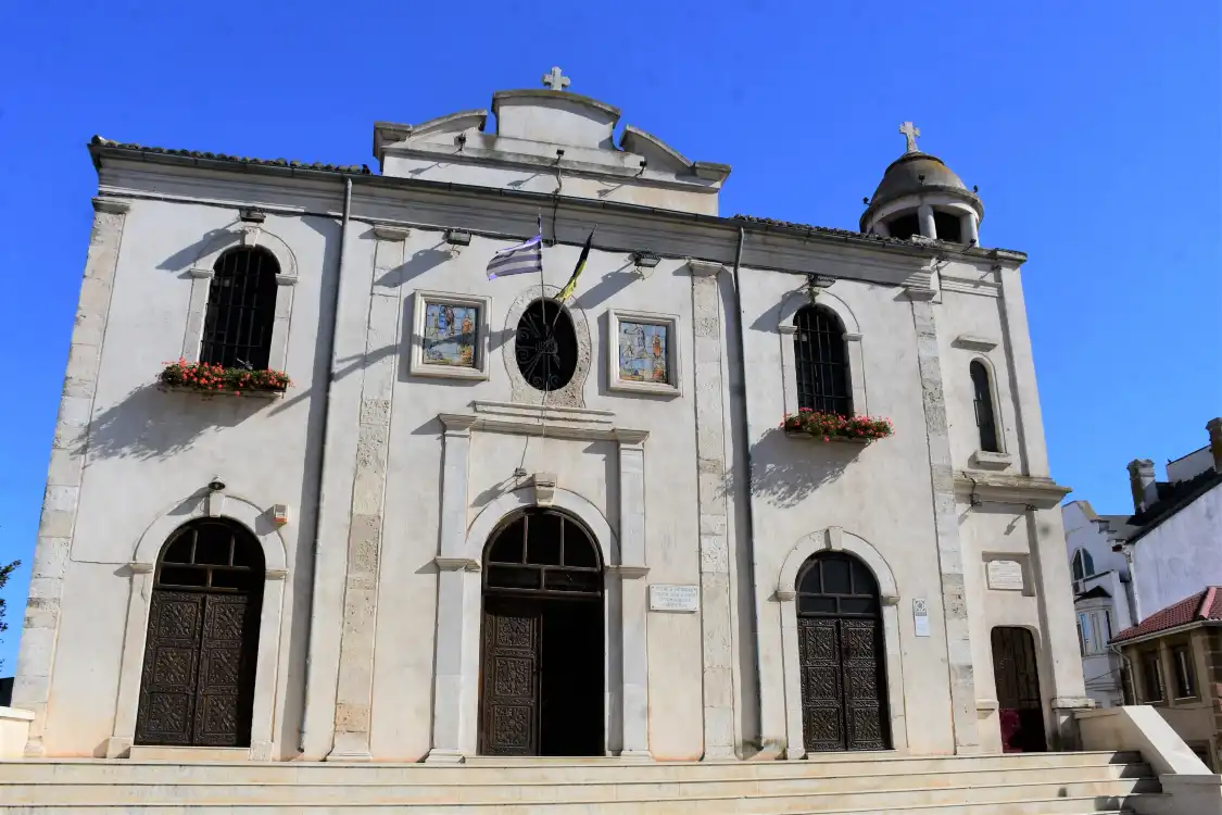 โรงแรมใกล้Biserica ortodoxa Schimbarea la Fata