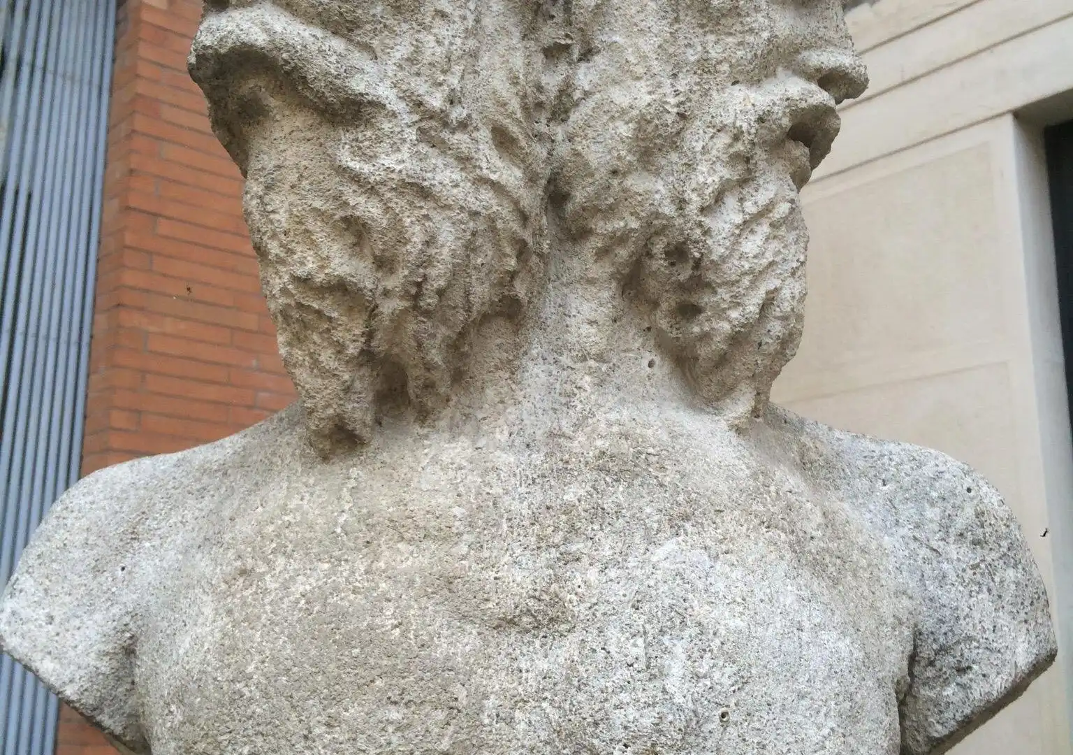 Hotels near Fountain of the three faces