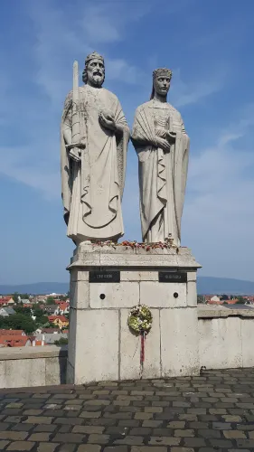 Szent István király és Boldog Gizella királyné szobra