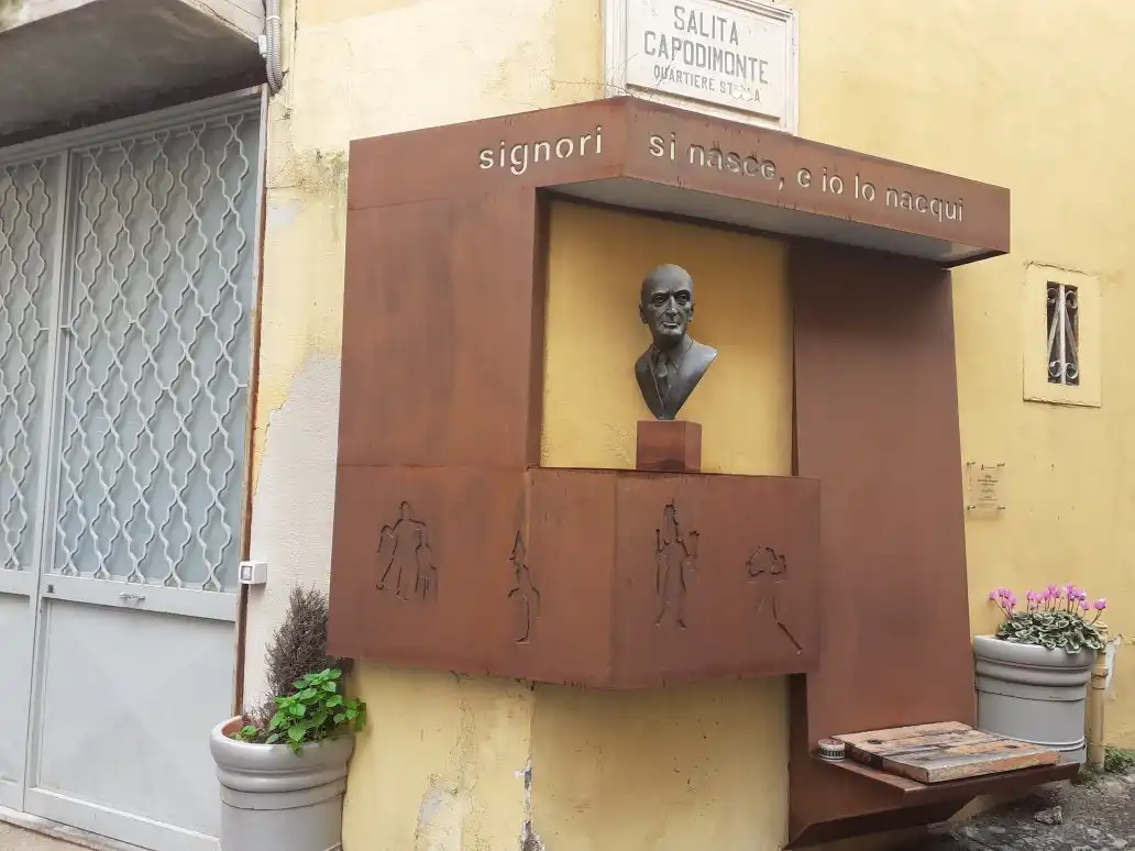 Отели рядом с достопримечательностью «Statua di Busto di Totò»