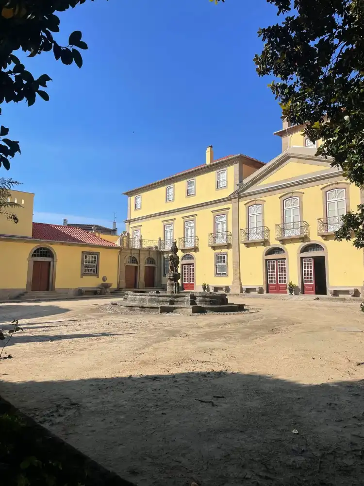 Hotel dekat Biscainhos Museum
