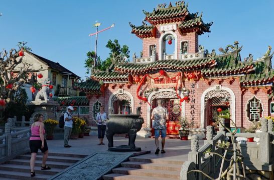 Фуцзяньский зал собраний в Хойане с яркими драконами и алтарём