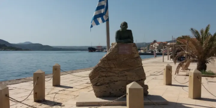 Statue of Nikos Kavvadias