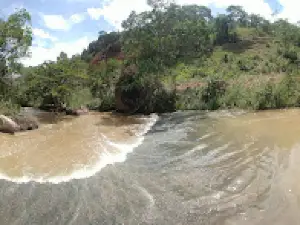Bar e cachoeira de verdiano