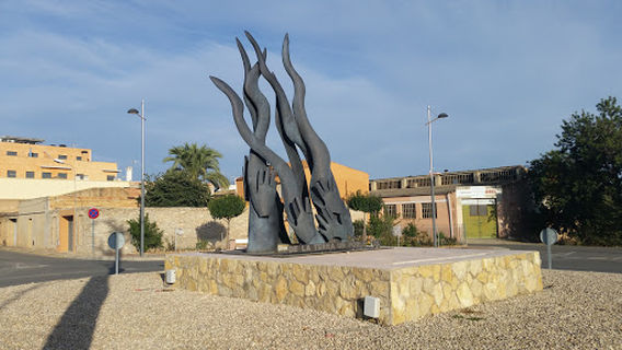 Escultura "De la terra, un poble"