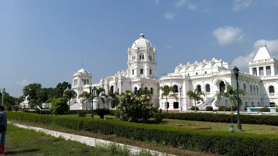 Hotels near Tripura Government Museum
