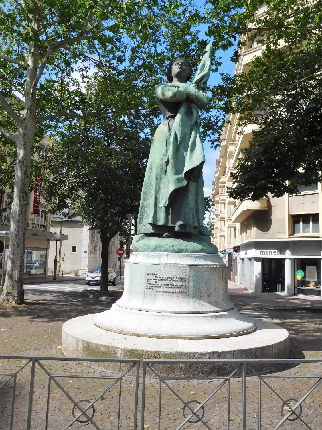 Hotels near Statue La Sasson