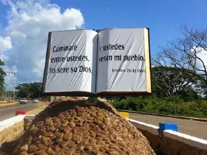 Monumento La Biblia