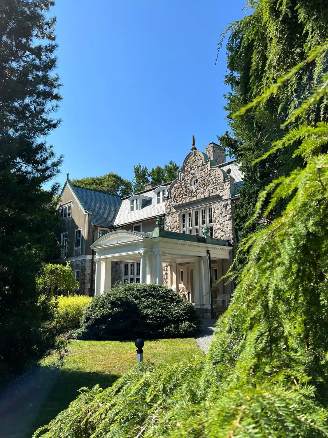 Hotels near Blithewold Manor, Gardens & Arboretum