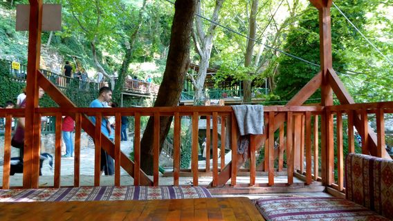 Karahayit Aglayan Kaya