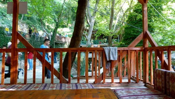 Karahayit Aglayan Kaya