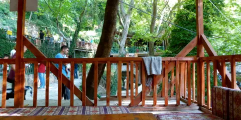 Karahayit Aglayan Kaya