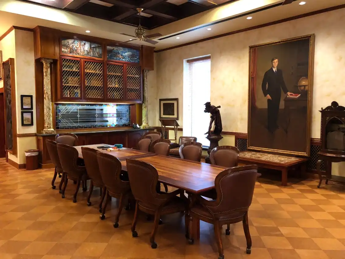 Hotel dekat R. W. Norton Art Gallery