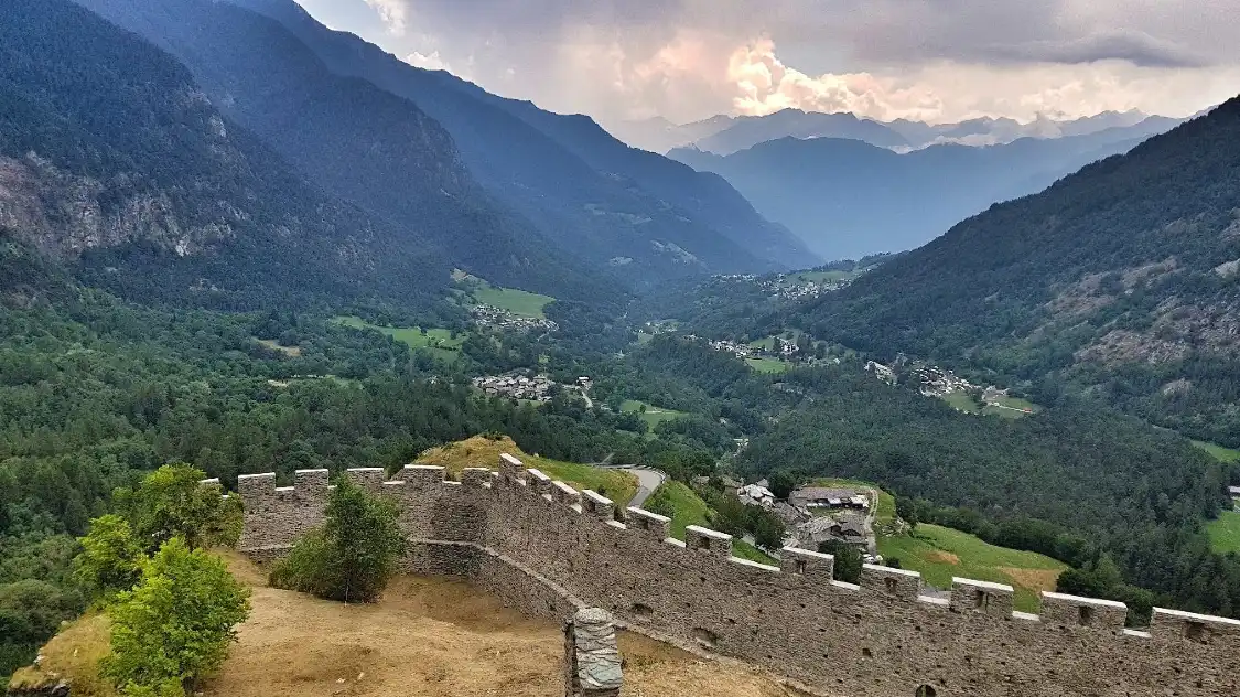 Hotels near Castello di Graines