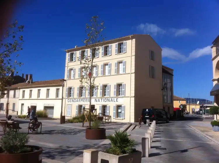 Hotels near chateau de la moutte