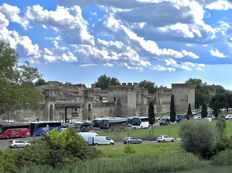 Hotels near Avignon city wall