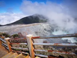 Mirador del Cráter del Volcan Poás
