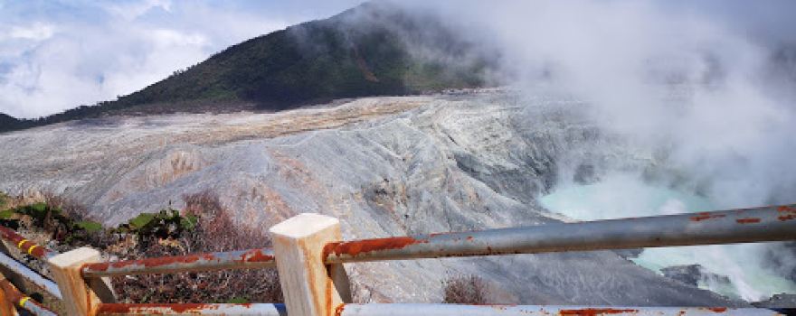 Mirador del Cráter del Volcan Poás