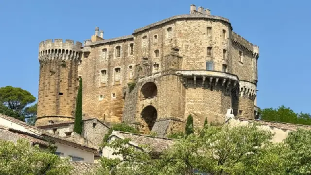 Saint-Paul-Trois-Chteaux : guide de voyage indpendant (2026). Meilleures  choses  faire dans les environs, attractions touristiques populaires,  planification d'itinraire, hbergement, nourriture, transport, mto et  plus encore. Absolument tout ce ...