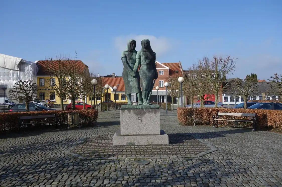 Hotels near Skulptur "Roepigerne"