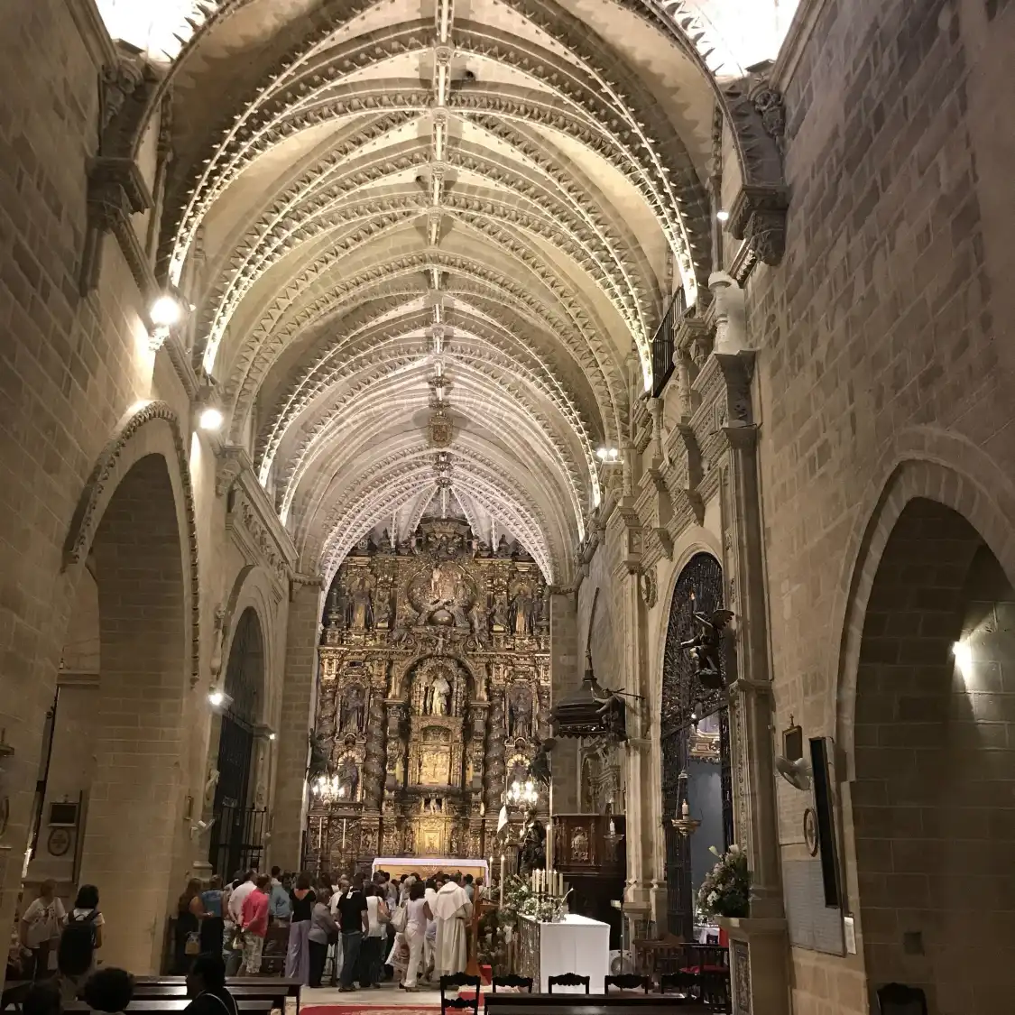Отели рядом с достопримечательностью «Iglesia San Mateo»