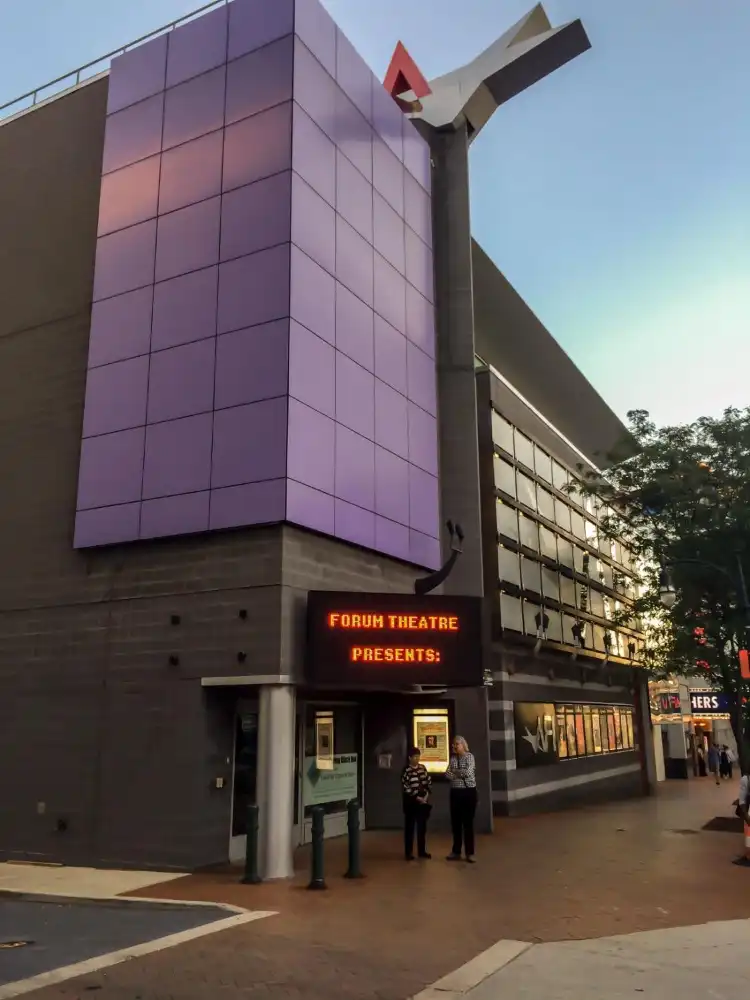 Các khách sạn gần Forum Theatre