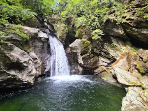 Bingham Falls Parking & Trailhead
