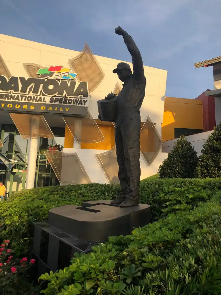 Hotels near Dale Earnhardt Sr. Statue