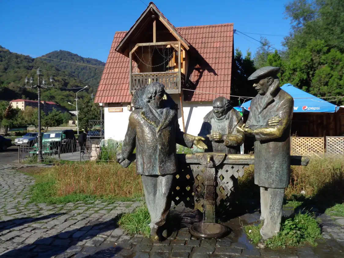 Hotels near Monument to the Heroes of the Film Mimino