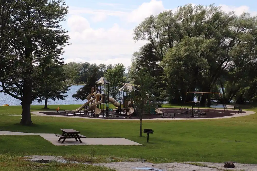Hotels near Grass Point State Park