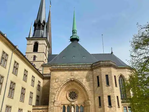 鄰近聖母教堂的酒店