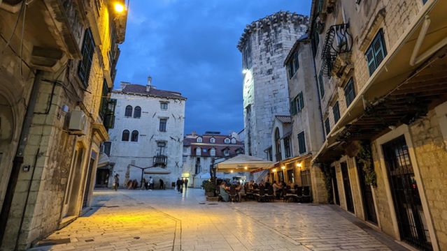 Radić Brothers Square (Fruit Square)