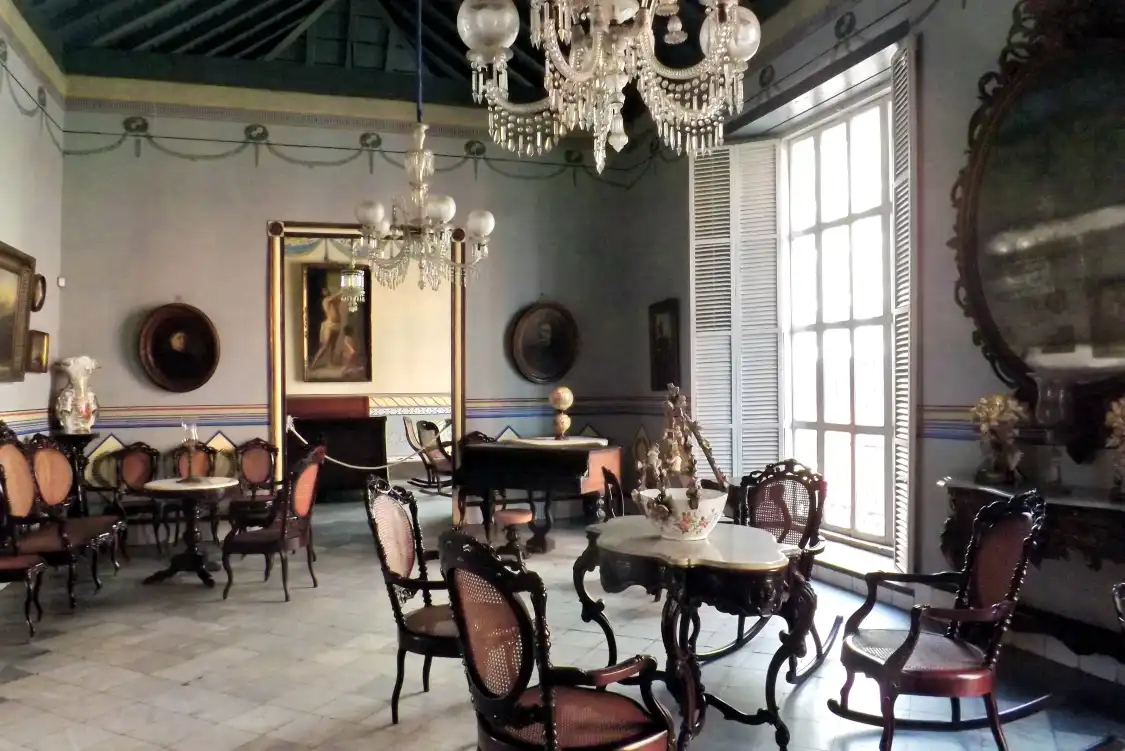 Hotel dekat Diego Velázquez Museum