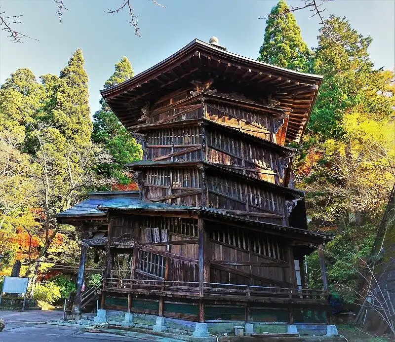 Hotels near Sazaedo Temple