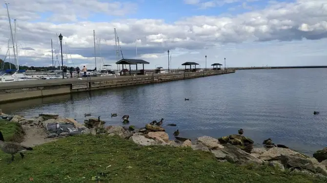 2_Cobourg East Pierhead Lighthouse
