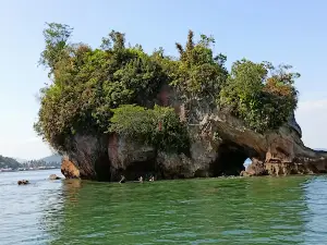 Penginapan pantai indah pandan kabupaten tapanuli tengah