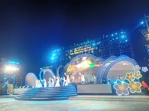 Quảng trường Phạm Văn Đồng