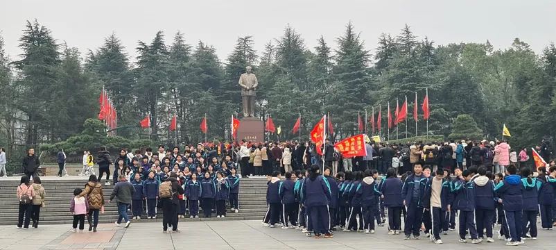 2_รูปปั้นบรอนซ์เหมา