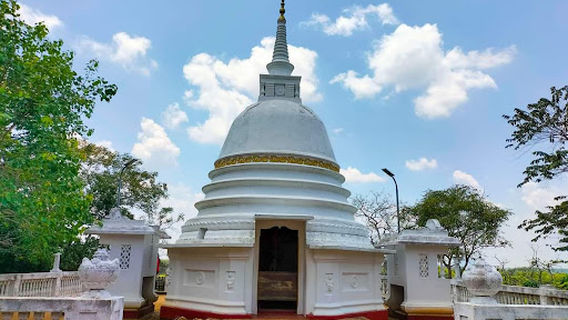 Avukana Buddha Statue