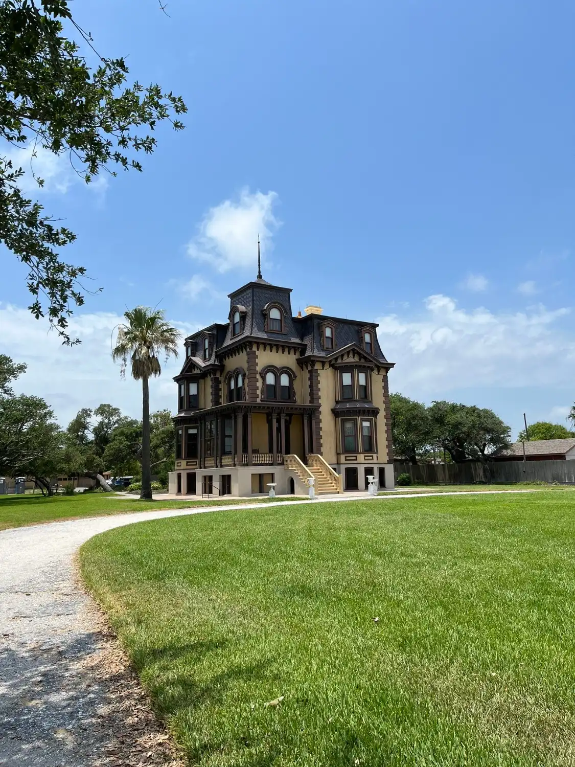 Отели рядом с достопримечательностью «Fulton Mansion»