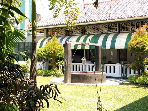 Compare 3 airports near Taman Sari
