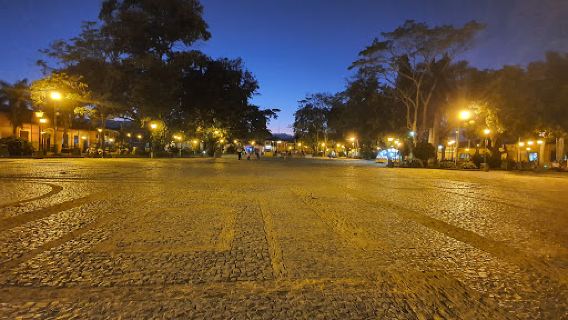 Central Plaza Leon Alvarado