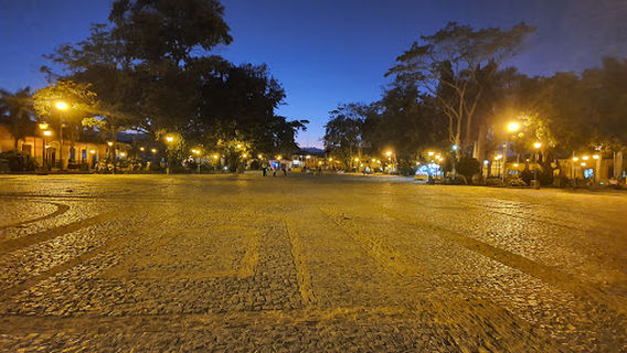 Central Plaza Leon Alvarado