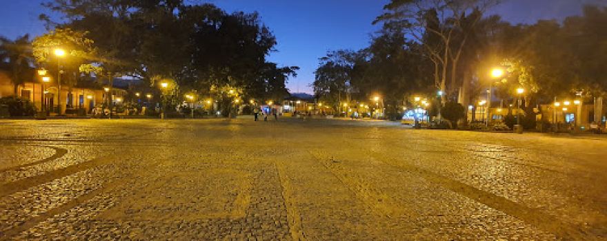 Central Plaza Leon Alvarado